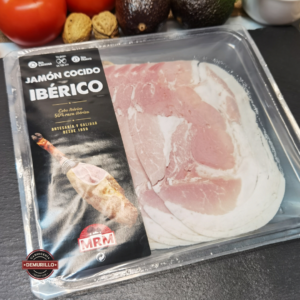 jamón cocido Premium del mercado, con la materia prima del cerdo ibérico (D.O.P. Guijuelo / Dehesa de Extremadura). Con un simple “dedo” de grasa, el consumidor puede ver el “veteado” de la materia prima, y degustar en lonchas grandes…